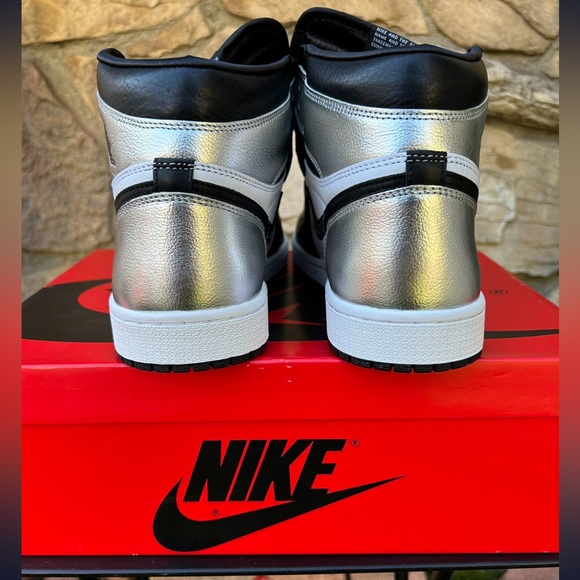 Air Jordan 1 High “Silver Toe” Size 11 Women / 9.5 Men - Picture 4 of 10